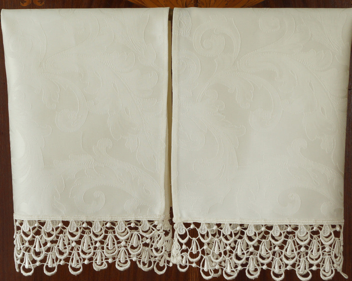 Lovely guest towel made of Italian cotton damask in soft cream or white and trimmed with charming, tear drop lace.