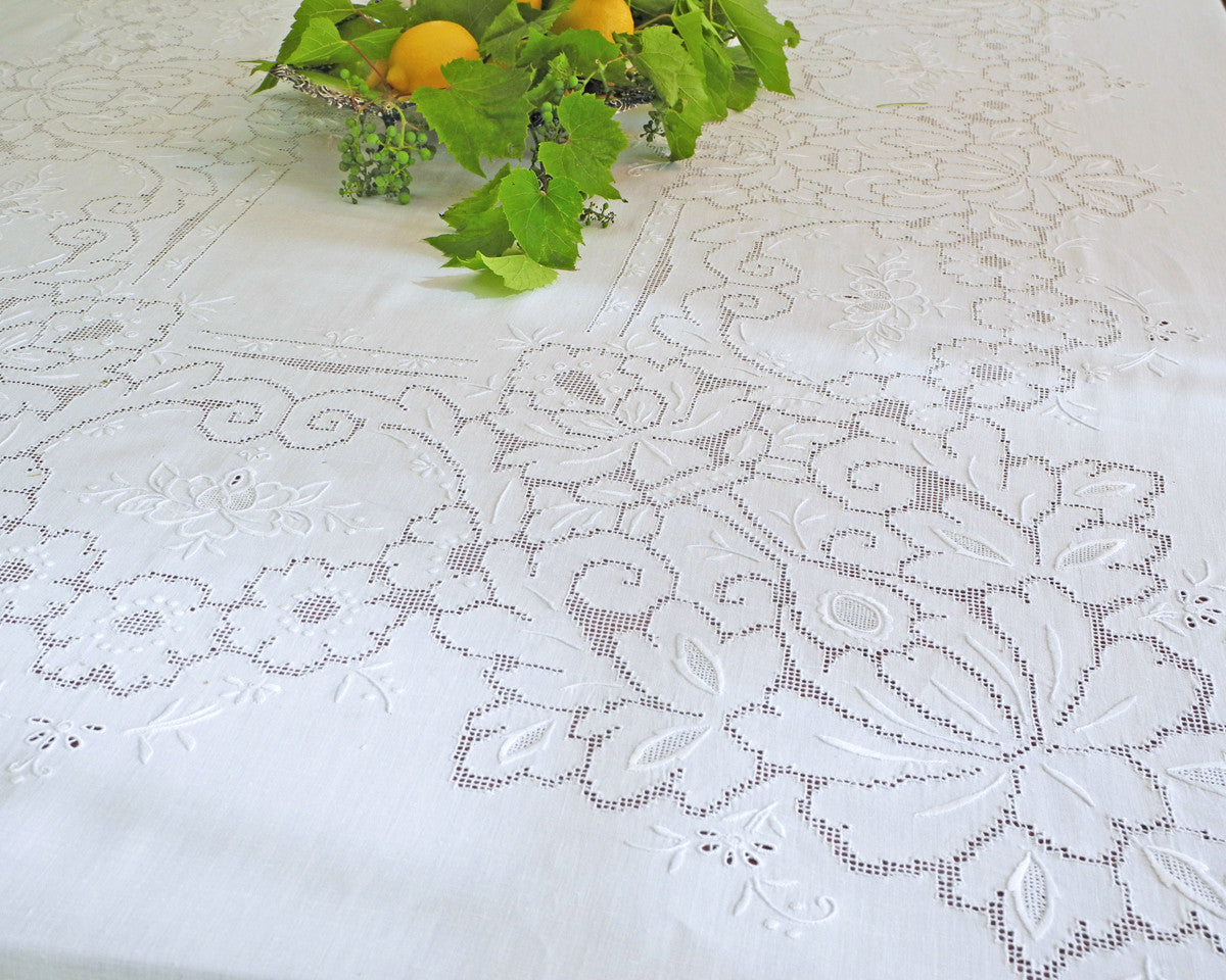 Dining tablecloth in 100% linen, embroidered by hand with drawn thread needlework.