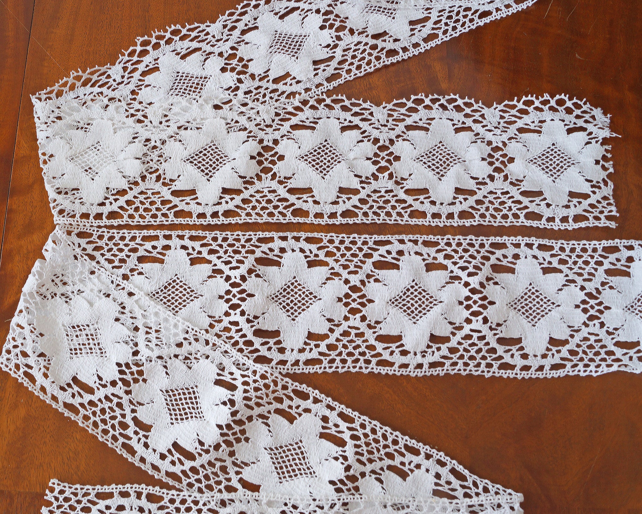 Old fashioned cluny lace edging with one scalloped edge and lace inset with straight edges. In 100% cotton.