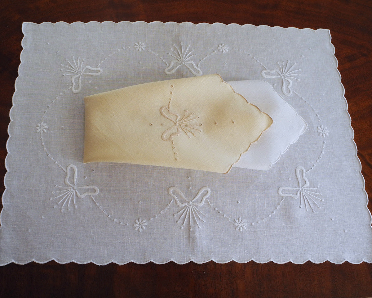 Placemat and napkin set in 100% linen. Embroidered with butterfly like motif. White or ecru color.
